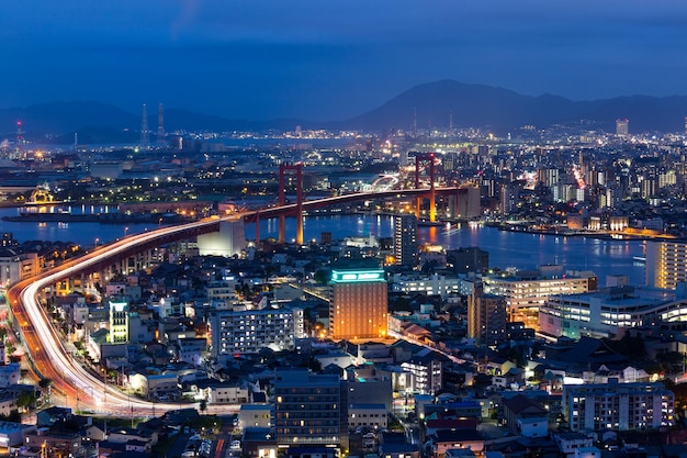 Horizonte de Kitakyushu en la noche