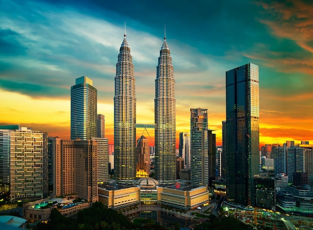 Horizonte de Kuala Lumpur en la noche