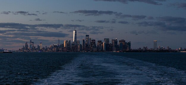 Foto el horizonte del bajo manhattan al atardecer visto desde el agua