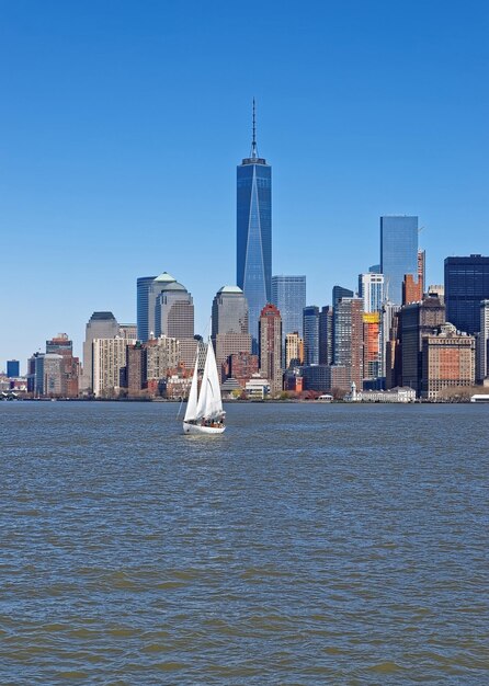 Horizonte de Manhattan de la ciudad de Nueva York sobre el río Hudson. Manhattan es la parte central de Nueva York. Es uno de los principales centros culturales y económicos del mundo.