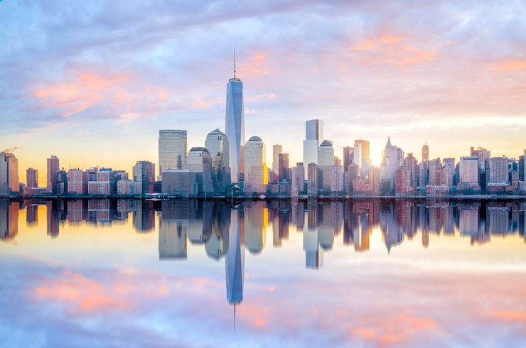 Foto horizonte de manhattan con el edificio one world trade center en penumbra