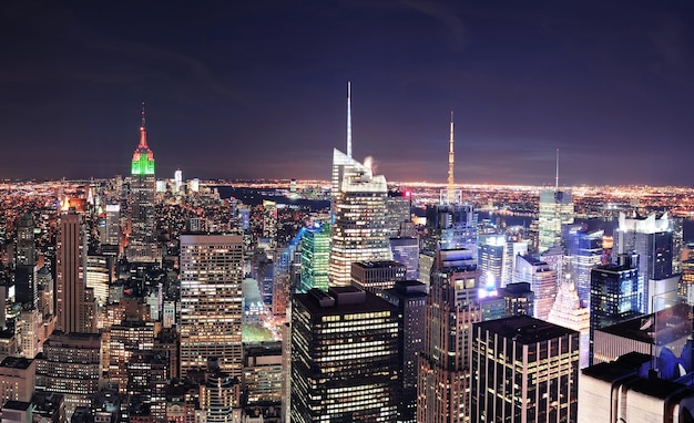 Horizonte de Manhattan de Nueva York en la noche