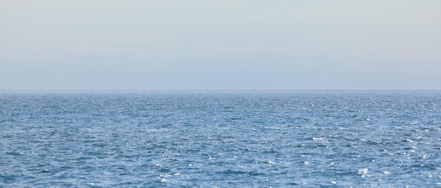 horizonte de mar azul y cielo azul