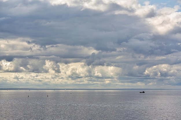 Horizonte marinho com nuvens de tempestade escuras e água lisa. Mar em Huahin