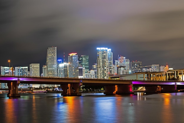 Horizonte de miami biscayne bay reflejos de alta resolución de la noche de miami en el centro de la ciudad de florida