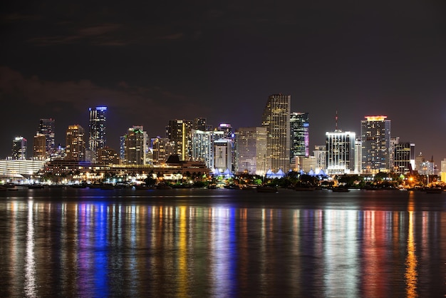 Horizonte de Miami, Florida, EE.UU. en la Bahía de Biscayne, fondos nocturnos de la ciudad. Panorama del horizonte de Miami con rascacielos urbanos.