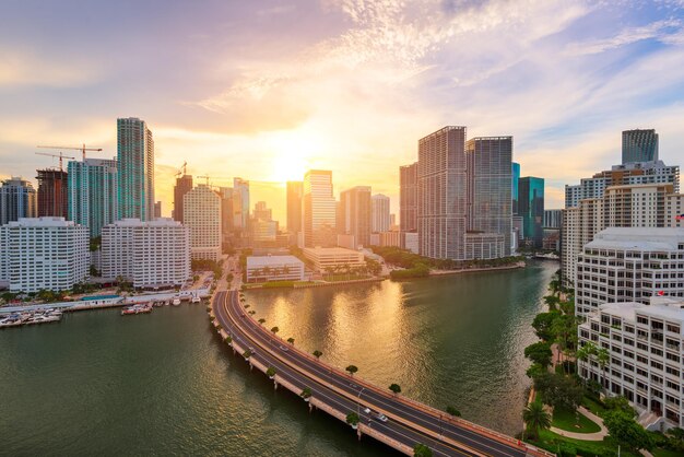 El horizonte de Miami, Florida, EE.UU. sobre la bahía de Biscayne