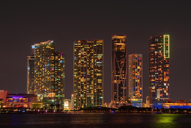 Horizonte de miami florida usa en biscayne bay city night backgrounds vista panorámica del horizonte de miami y ...