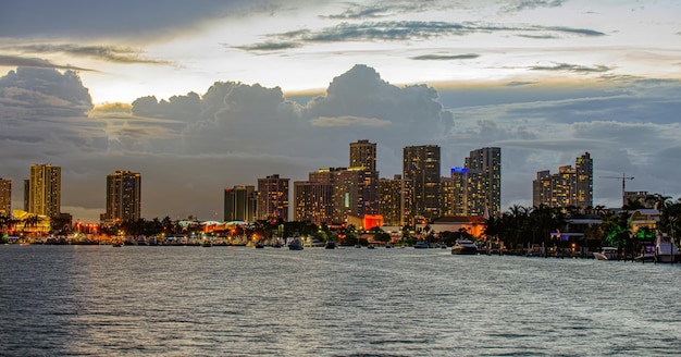 Horizonte de Miami en la imagen panorámica de la noche Centro de Miami