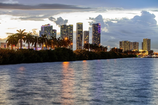 Horizonte de Miami por la noche imagen panorámica Miami
