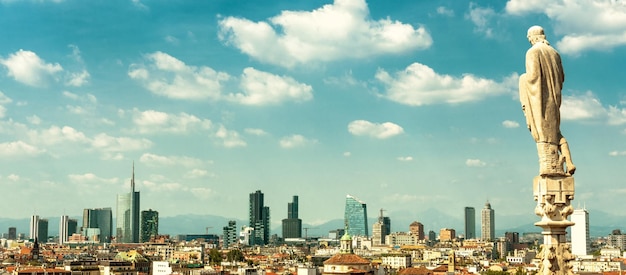 Horizonte de Milán con modernos rascacielos en el distrito de negocios de Porto Nuovo Italia Vista panorámica desde la azotea de la Catedral de Milán Duomo di Milano