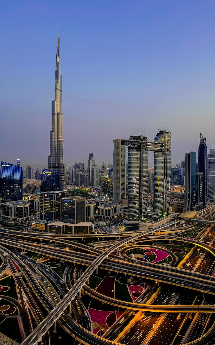 Horizonte moderno de Dubai após o pôr do sol com bela luz e Burj Khalifa