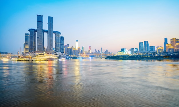 Horizonte moderno de la metrópoli, Chongqing, China