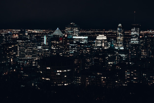 Horizonte de Montreal al atardecer por la noche, Canadá - diciembre de 2019.