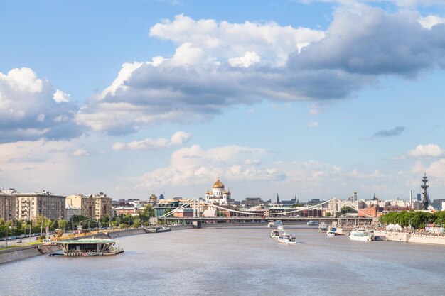 Horizonte de Moscú con el puente de Crimea y Catherdral