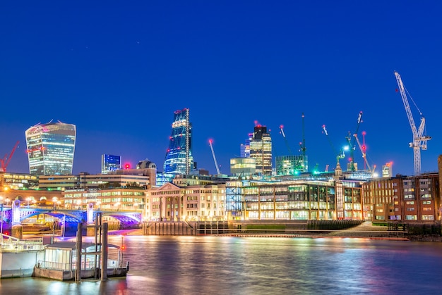 Horizonte nocturno de Londres con reflejos del río Támesis - REINO UNIDO