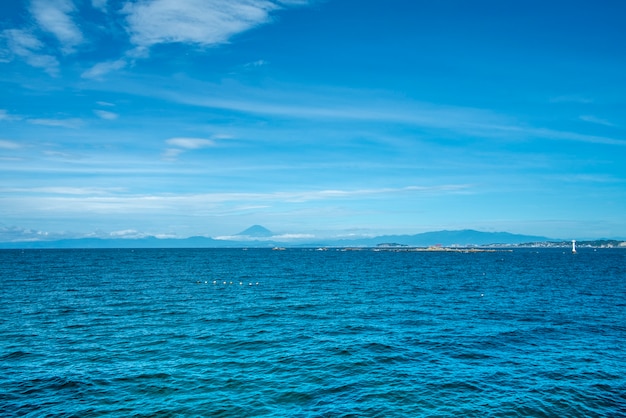 Horizonte del océano mar y fondo de cielo azul