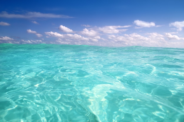 Horizonte de onda de agua de mar azul del Caribe