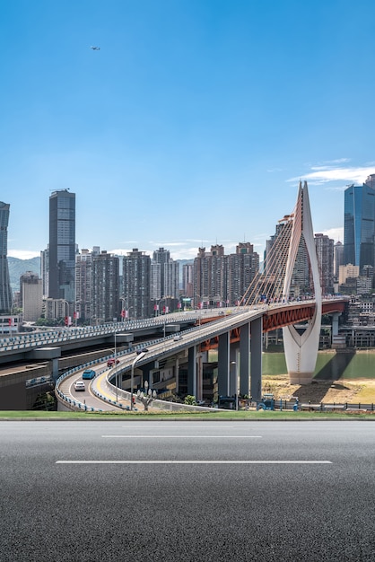 Horizonte de paisaje de arquitectura moderna de la ciudad de Chongqing