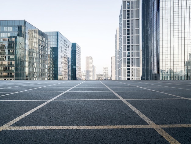 Horizonte de paisaje de edificios de carretera y ciudad moderna