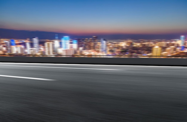 Horizonte de paisaje de edificios de carretera y ciudad moderna