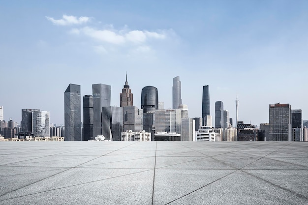 Horizonte del paisaje de los edificios de la plaza y de la ciudad