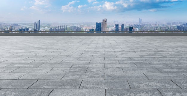 Horizonte panorámico y baldosas cuadradas vacías con edificios modernos