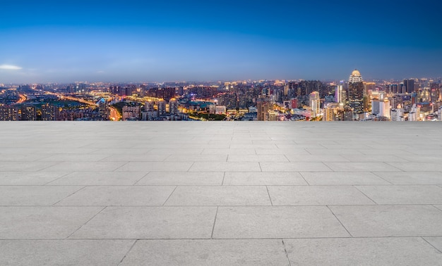 Horizonte panorámico y baldosas cuadradas vacías con edificios modernos