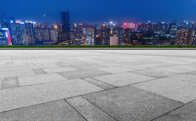 Horizonte panorámico y baldosas cuadradas vacías con edificios modernos