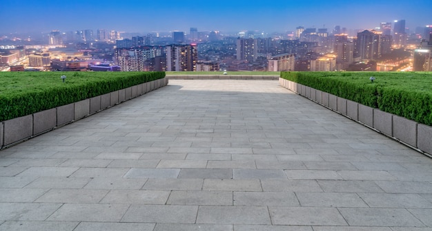 Horizonte panorámico y baldosas cuadradas vacías con edificios modernos