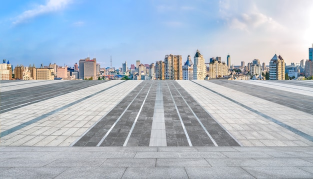 Foto horizonte panorámico y baldosas cuadradas vacías con edificios modernos