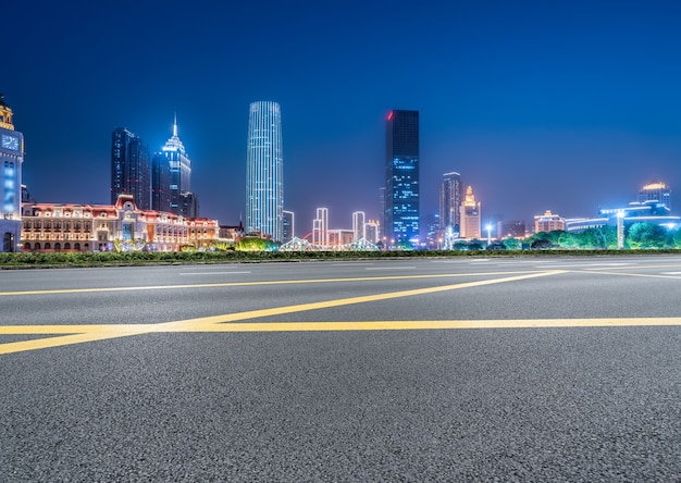 Horizonte panorámico y carretera asfaltada vacía con edificios modernos