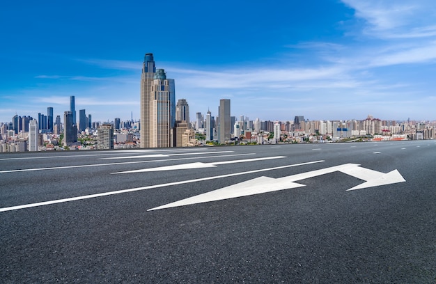 Horizonte panorámico y carretera asfaltada vacía con edificios modernos