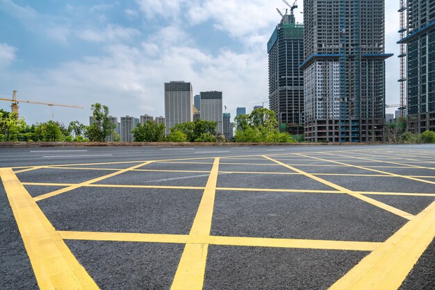 Horizonte panorámico y carretera asfaltada vacía con edificios modernos