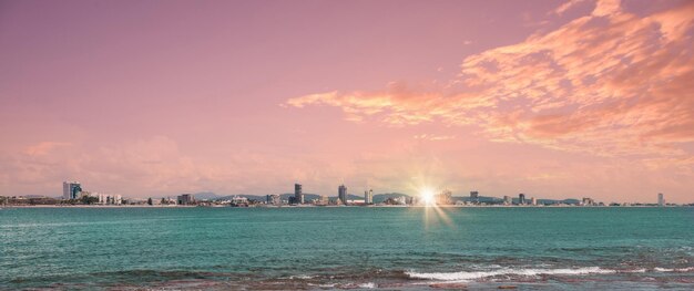 Horizonte panorâmico do México de hotéis de condomínios Mazatlan e Malecon de Deer Island Isla de Venados