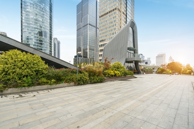 Foto horizonte panorâmico e edifícios com piso quadrado de concreto vazio, shanghai, china