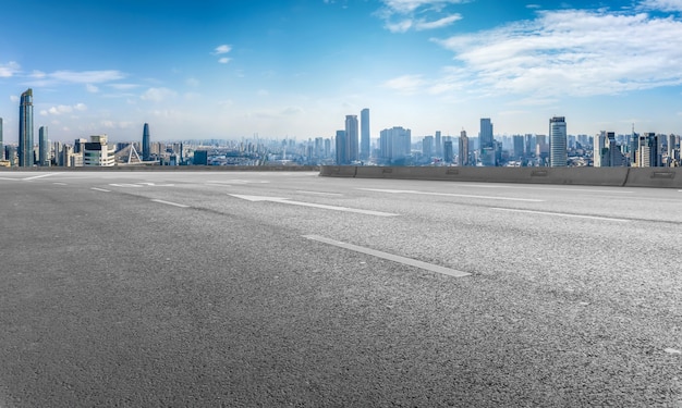 Horizonte panorâmico e estrada de asfalto vazia com edifícios modernos