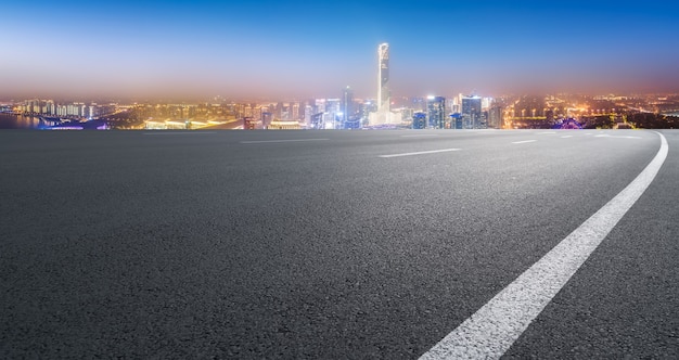 Horizonte panorâmico e estrada de asfalto vazia com edifícios modernos