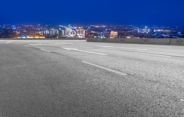 Horizonte panorâmico e estrada de asfalto vazia com edifícios modernos