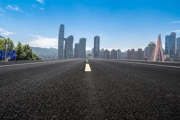 Horizonte panorâmico e estrada de asfalto vazia com edifícios modernos