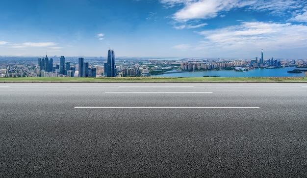 Horizonte panorâmico e estrada de asfalto vazia com edifícios modernos