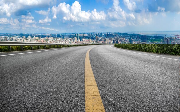 Foto horizonte panorâmico e estrada de asfalto vazia com edifícios modernos