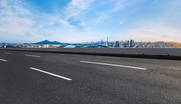 Horizonte panorâmico e estrada de asfalto vazia com edifícios modernos