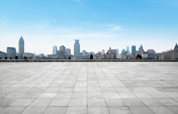 Horizonte panorámico y edificios con piso cuadrado de hormigón vacío, Shangai, China