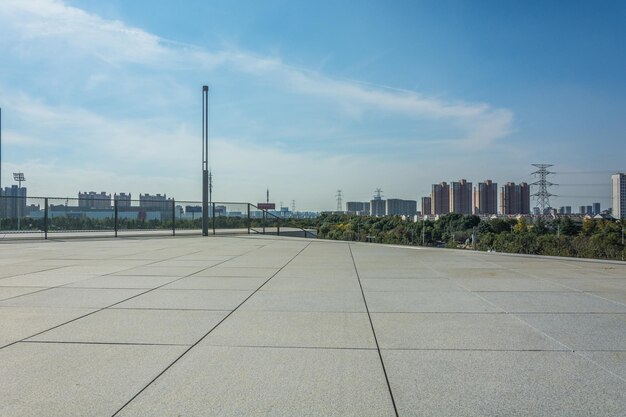 Horizonte panorámico y edificios con suelo cuadrado concreto vacío