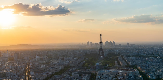 Horizonte de París al atardecer con vistas a la Torre Eiffel