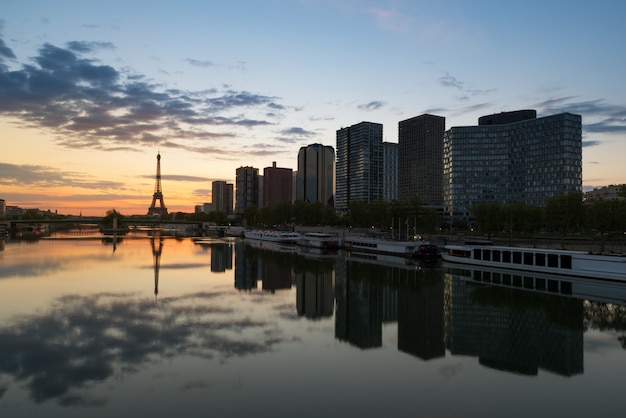 Horizonte de París con la torre Eiffel y el río Sena en París, Francia.