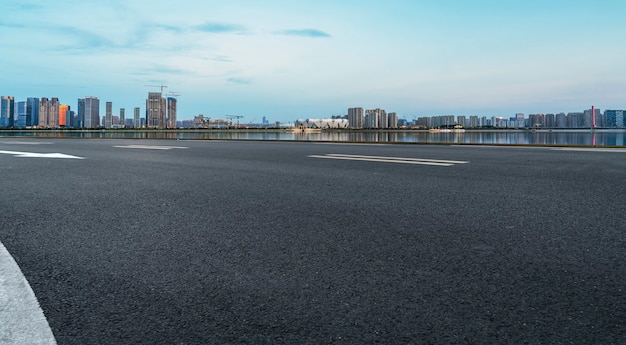 Horizonte de pavimento de asfalto y arquitectura urbana