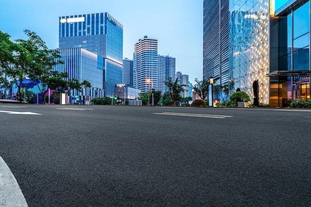 Horizonte de pavimento de asfalto y paisaje nocturno del paisaje arquitectónico de Shanghai