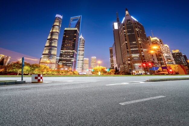 Horizonte del pavimento de la autopista y el paisaje arquitectónico de Shanghai